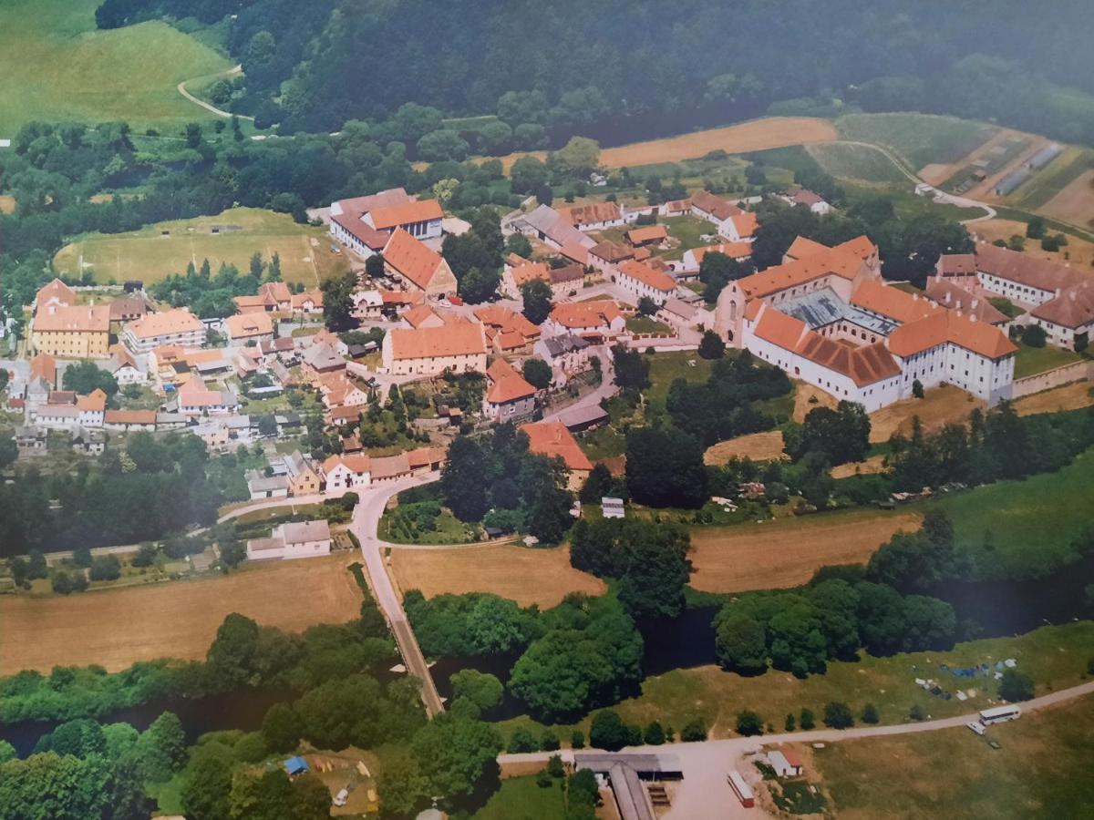 Penzion Zahrada Nad Rekou, Restaurace A Kavarna - Parkovani Gratis Zlata Koruna Exterior photo