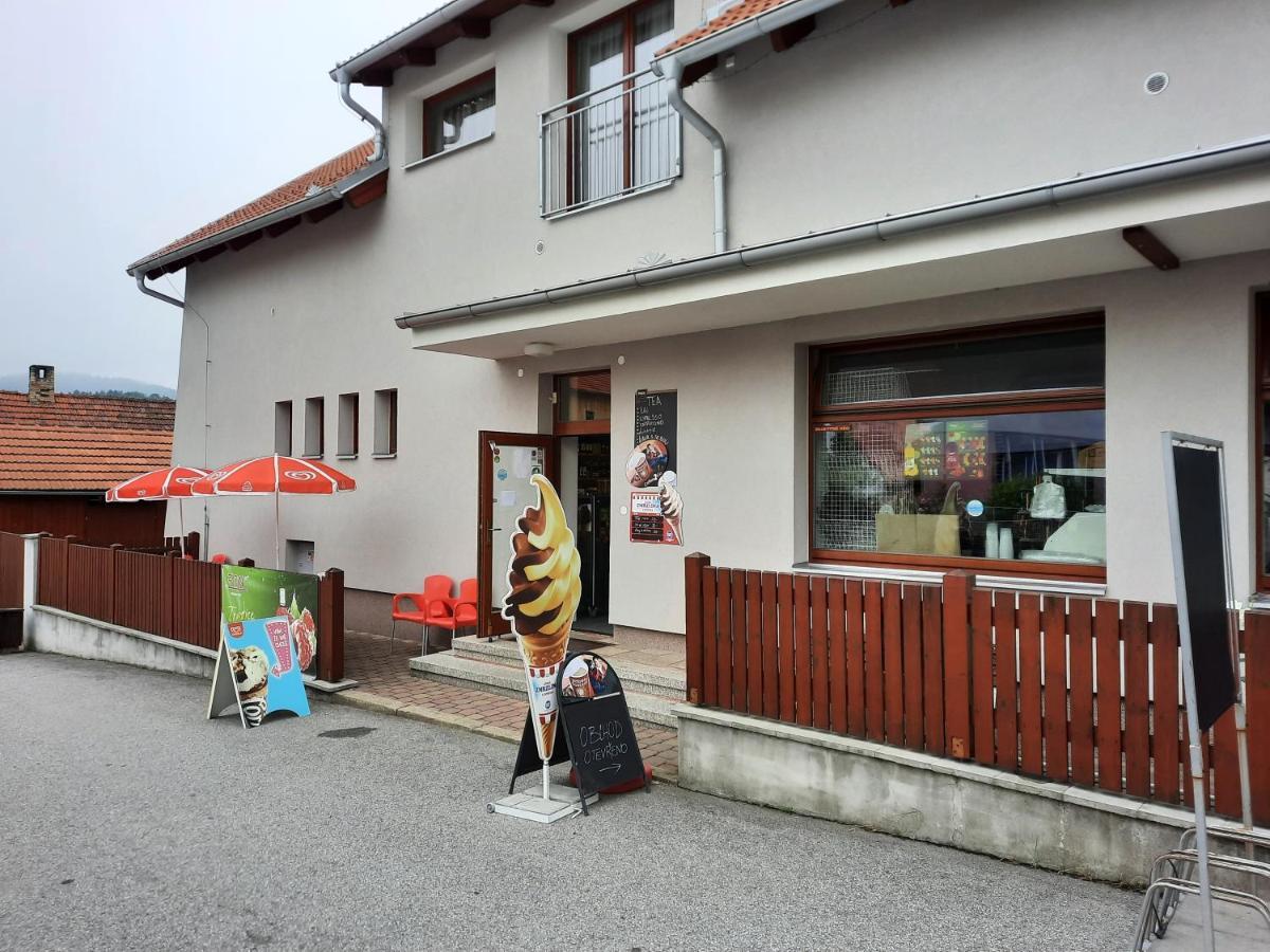 Penzion Zahrada Nad Rekou, Restaurace A Kavarna - Parkovani Gratis Zlata Koruna Exterior photo