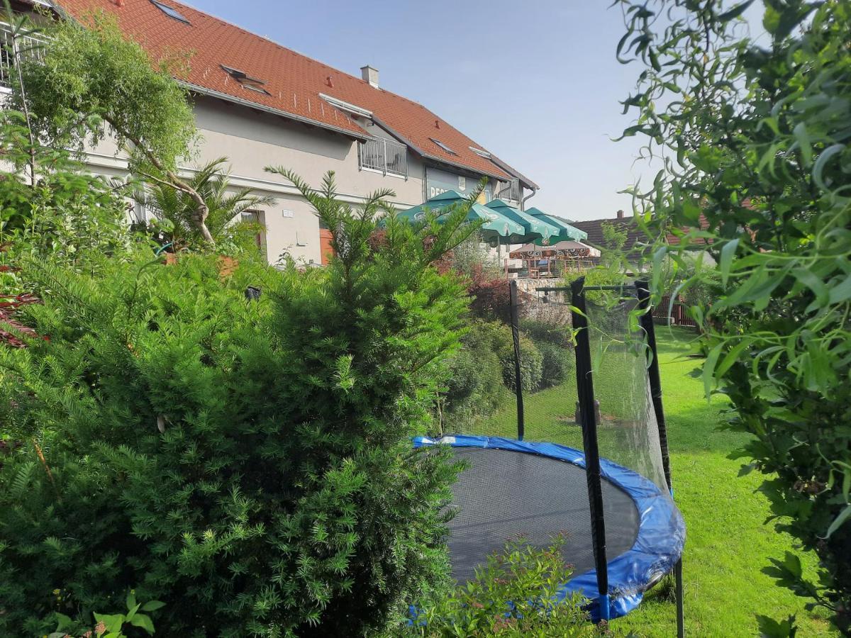 Penzion Zahrada Nad Rekou, Restaurace A Kavarna - Parkovani Gratis Zlata Koruna Exterior photo