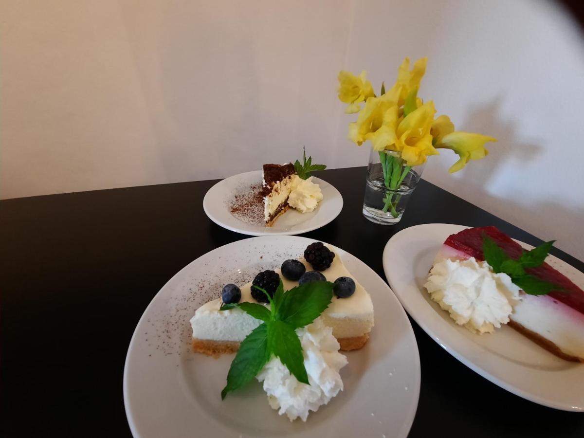 Penzion Zahrada Nad Rekou, Restaurace A Kavarna - Parkovani Gratis Zlata Koruna Exterior photo